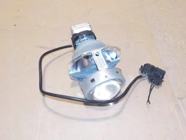 Bombilla Skoda OE usada OEM Q1T32157, E106J DOT image 3