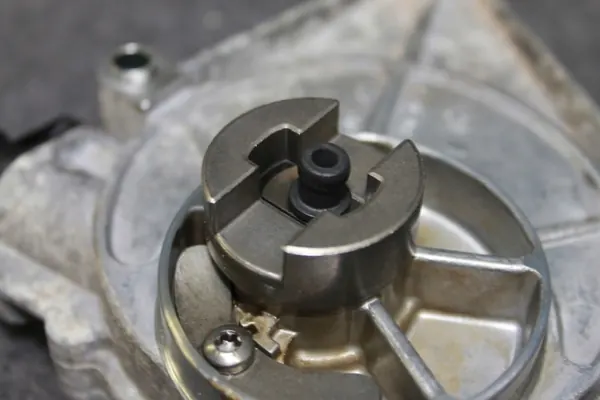BMW Vakuumpumppu OEM 7622380 N20/N26 moottoreille image 5