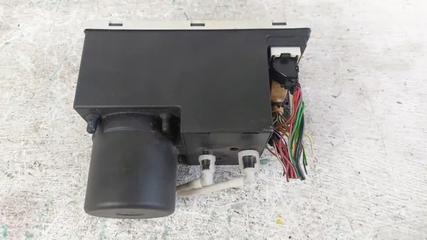 Pompe de verrouillage central Audi OEM 8L0862257 - Occasion image 3