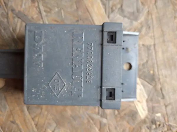 Opel Central Lock Module OEM 7700822928 - Used image 3