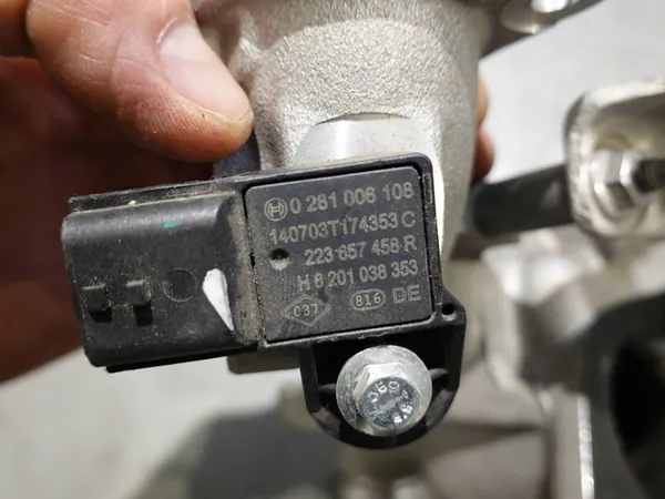 Nissan Juke 1.5DCI Inlaatslang EGR Ventiel OEM image 5