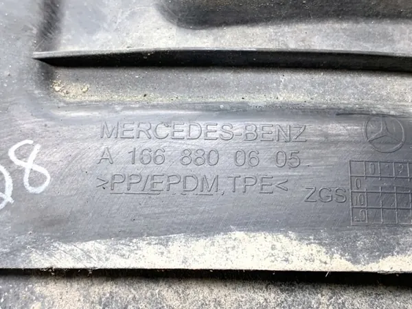 Etupyörän suojus oikea OEM A1668800605 Mercedes W166 image 3