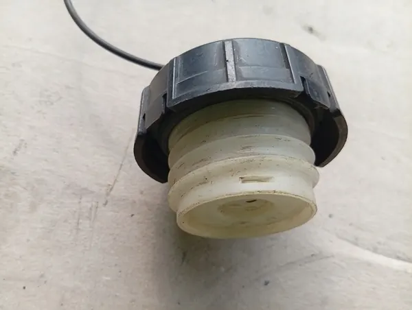 Mitsubishi OUTLANDER I 01-06 Tapa de combustible MN120695 image 2