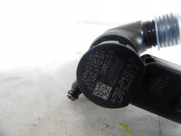Inyector Skoda Fabia III 1.4TDI OEM 28565335 - Usado image 5