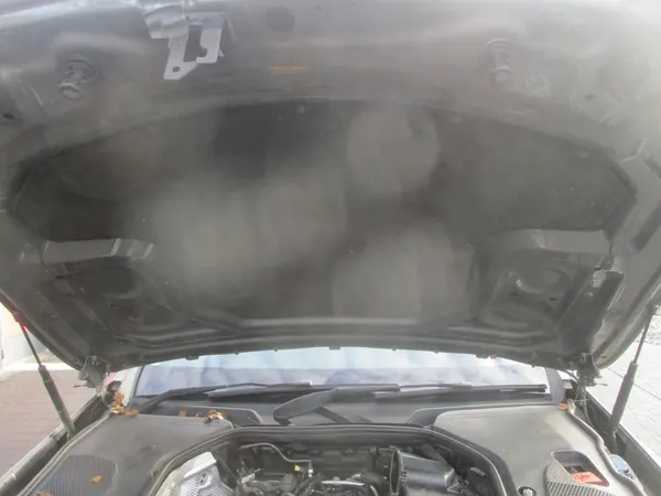 Isolamento Sonoro Clip Capô Mercedes W213 AMG image 1