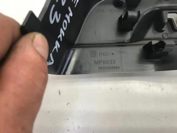 OEM 9835355680 Bagageutrymmeshyllfäste Opel Mokka Vänster Bak image 4