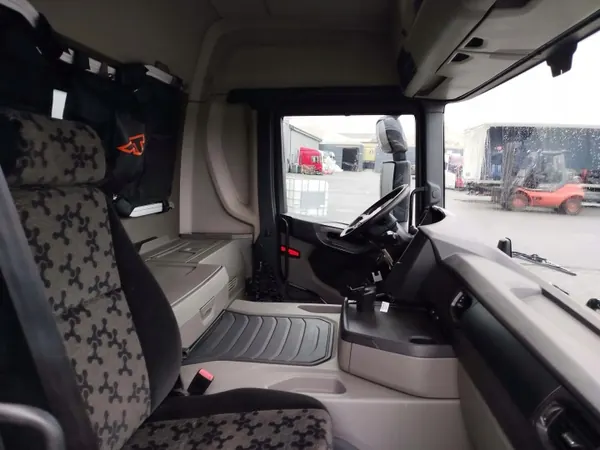Cabina Scania CG17 - Peça OEM Usada para NTG image 9