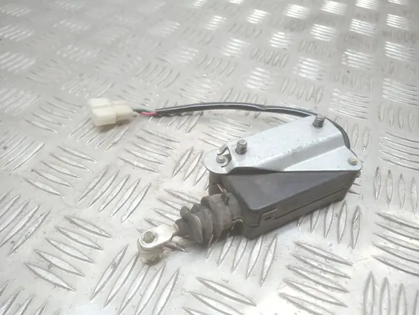 Mazda 626 1998 Actuateur de serrure coffre OEM 8300009660 image 3