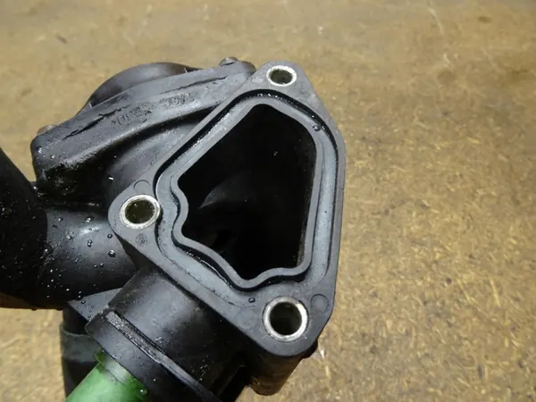 Carcasa de termostato para GOLF IV LEON I 2.3 V5 AQN image 3