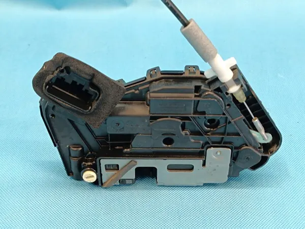 CUPRA FORMENTOR 2.0 TDI Vänster Bakdörrslås 2024 OEM image 3