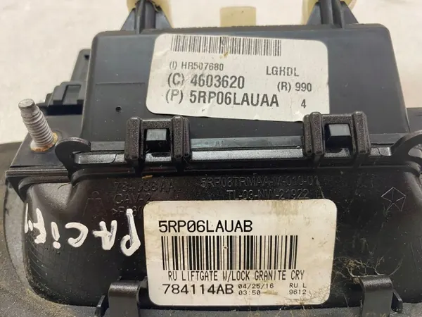 Manijas de puerta Chrysler Pacifica OEM 5RP06LAUAA image 3