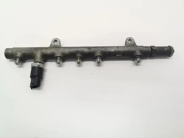 2004 Volvo S40, V40 Fuel Distributor image 1