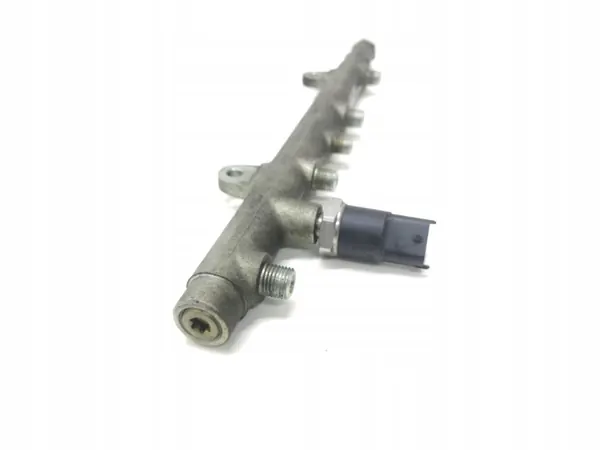 2004 Volvo S40, V40 Fuel Distributor image 2