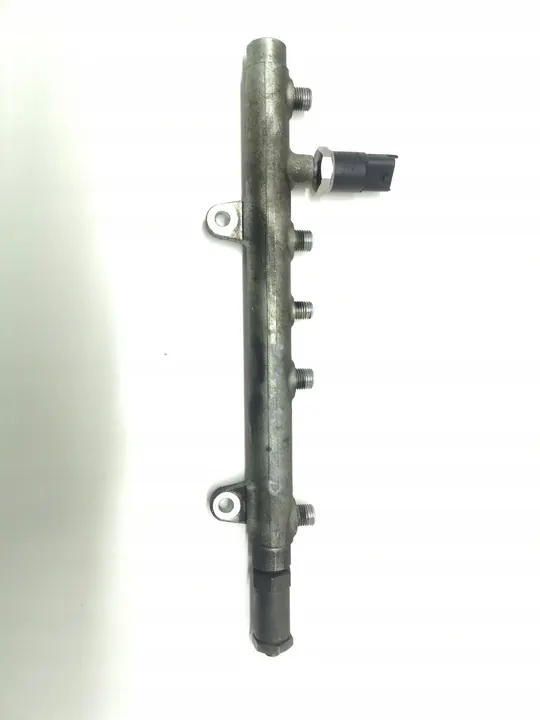 2004 Volvo S40, V40 Fuel Distributor image 3