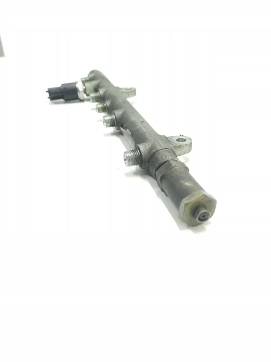 2004 Volvo S40, V40 Fuel Distributor image 4