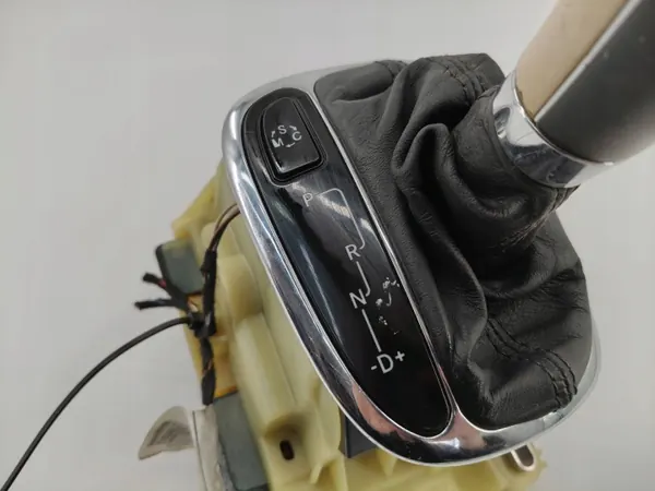 Palanca de Cambios Mercedes-Benz OEM A2032678524 Usado image 3