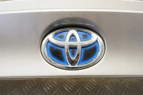 Toyota C-HR Kofferbakklep Strip OEM 76811-F4010 image 3