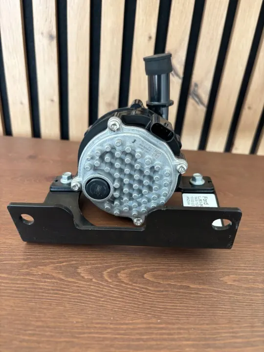 Waterpomp Ford Mustang Mach-E 2023 OEM LJ93-8K577-BC image 3