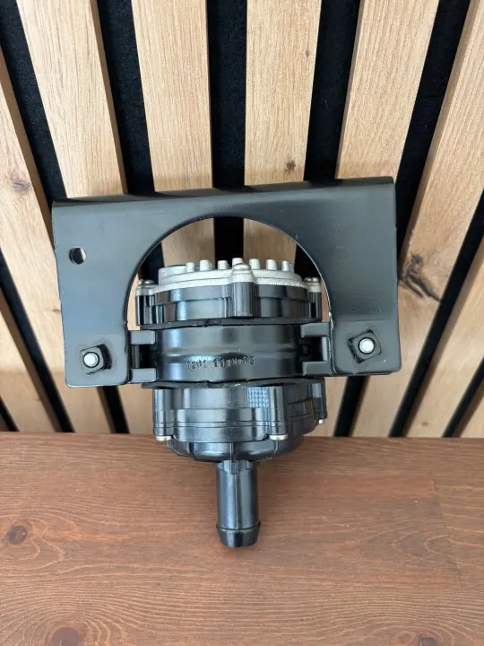 Waterpomp Ford Mustang Mach-E 2023 OEM LJ93-8K577-BC image 5