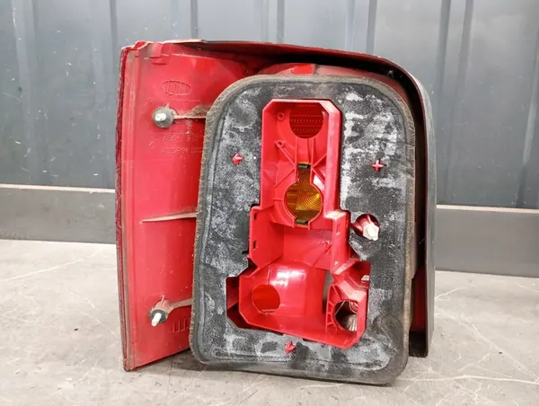 Luz trasera derecha VW Passat B5 97-00 image 9