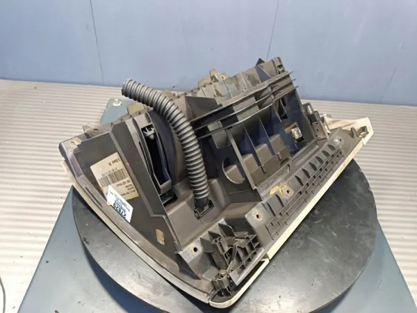 Skoda Superb III Passagerarhandskfack OEM 3V1857097AL image 4