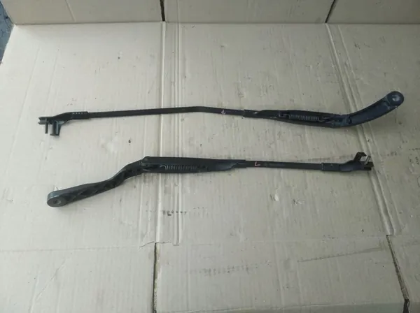 Vasemmalle + oikealle etupyyhkijän varsi VW Golf IV image 4