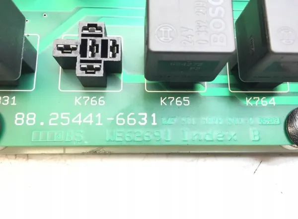 Placa de fusíveis MAN OEM 88254416638 - Estado usado image 3