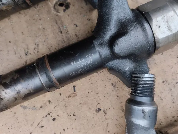 Injecteur 23670-0R180 2.0 D4D Toyota Avensis II image 5