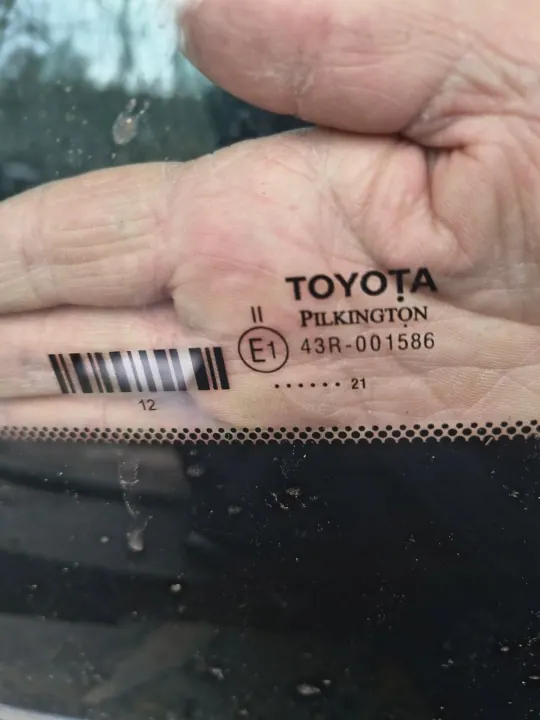Parabrisas Toyota Yaris OEM con cámara image 4