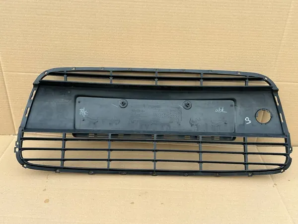 HYUNDAI I10 Front Bumper Center Grille image 6