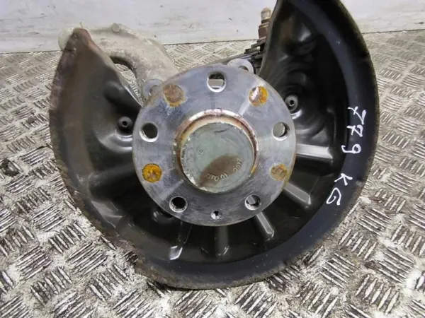 Audi Q3 2019 Vasen Taka Pyörännavetta OEM 5Q0505323D image 3