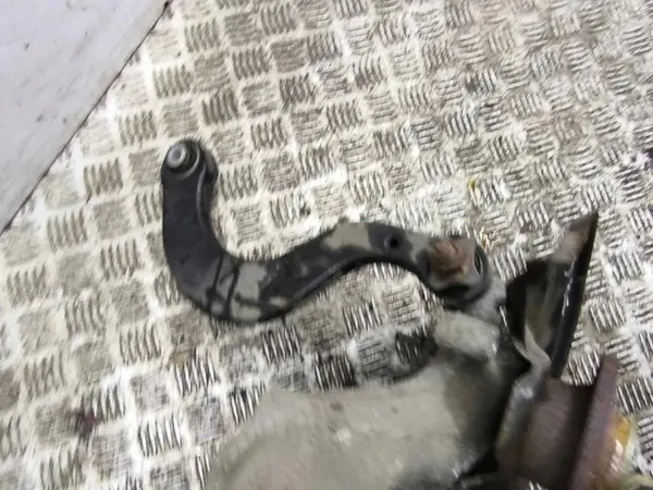 Audi Q3 2019 Vasen Taka Pyörännavetta OEM 5Q0505323D image 5
