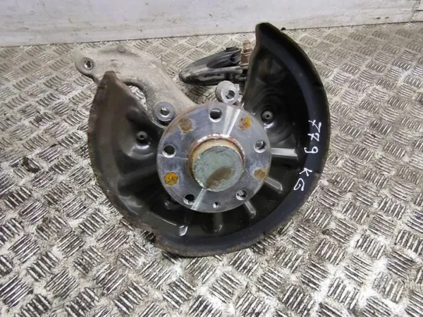 Audi Q3 2019 Vasen Taka Pyörännavetta OEM 5Q0505323D image 7