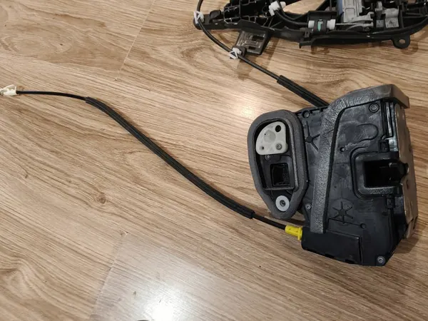 Vordere rechte Türschloss Opel Astra 5 13597530 image 3