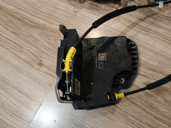 Vordere rechte Türschloss Opel Astra 5 13597530 image 5