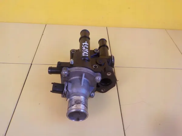 OPEL CORSA D 1.6 TURBO Carcasa de Termostato 55575048 image 2