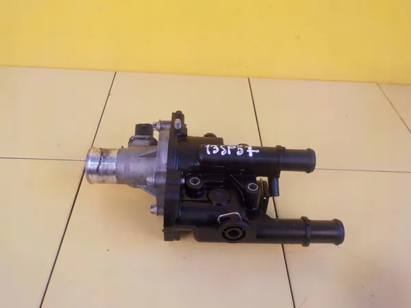 OPEL CORSA D 1.6 TURBO Carcasa de Termostato 55575048 image 3