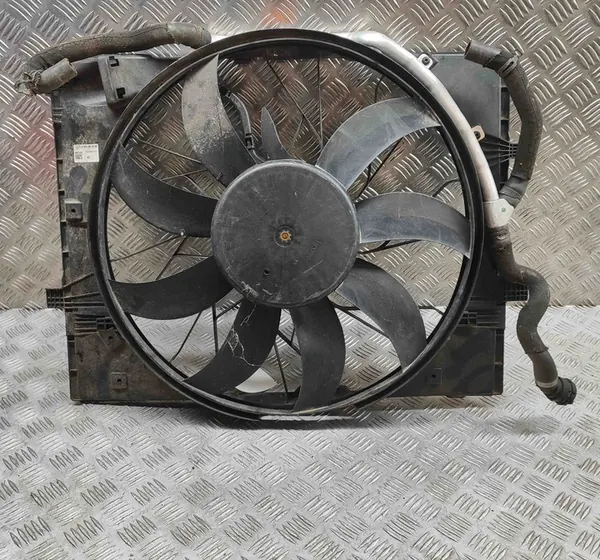 Mercedes-Benz C W205 2014 Jäähdyttimen Tuulettimen Suojus image 2