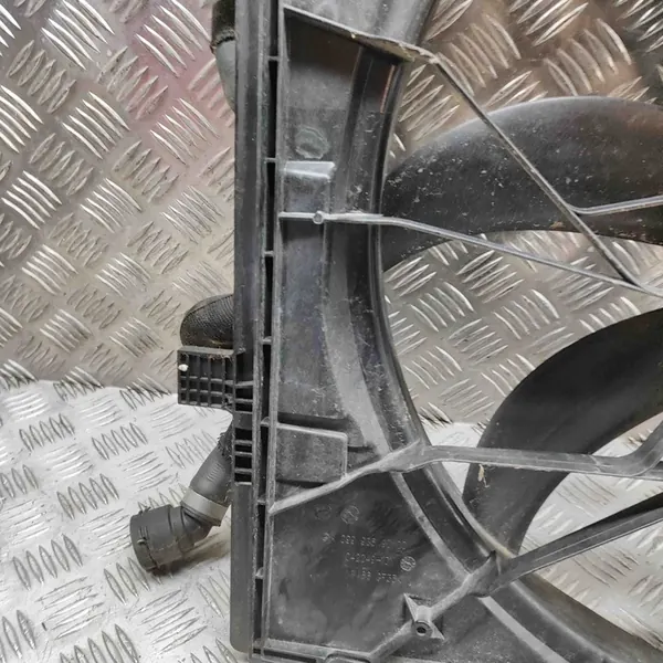 Mercedes-Benz C W205 2014 Jäähdyttimen Tuulettimen Suojus image 3