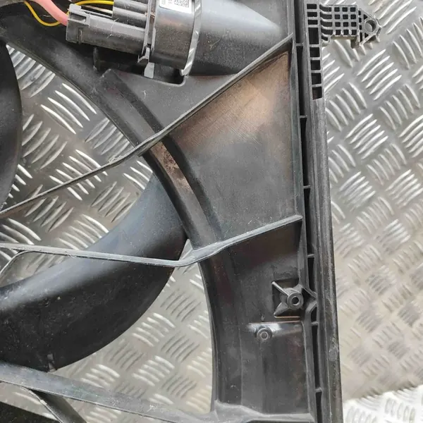 Mercedes-Benz C W205 2014 Jäähdyttimen Tuulettimen Suojus image 4