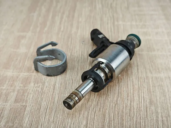 Iniettore Carburante Audi A5 F5 A4 B9 2.0 TFSI 06L906036AA image 2