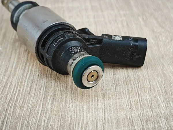 Iniettore Carburante Audi A5 F5 A4 B9 2.0 TFSI 06L906036AA image 4