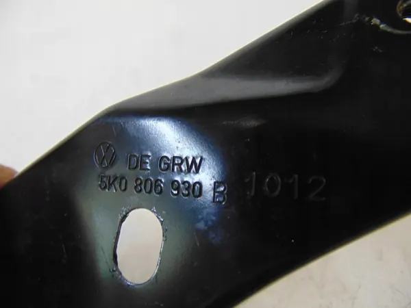 VW GOLF VI 6 Halter vorderer rechter Panel 5K0806930B image 4