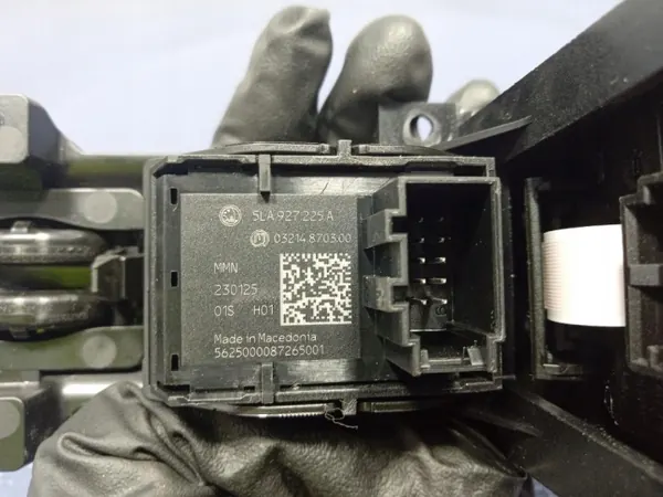 Selector de marchas Skoda OEM 5LA713203F - Usado image 6