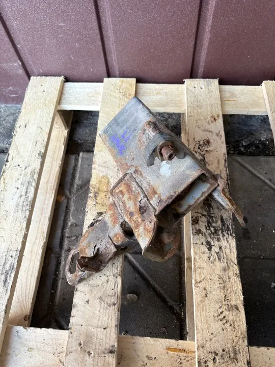 Suzuki OE Frame Mount Bracket Right Rear for Jimny 98- image 2