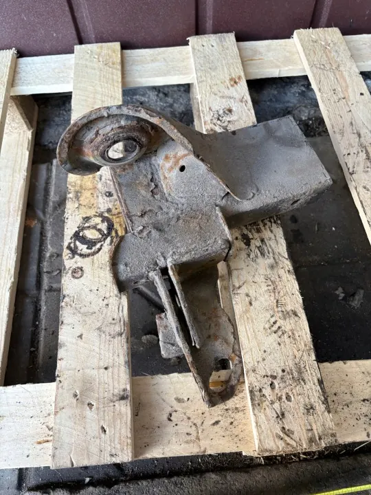 Suzuki OE Frame Mount Bracket Right Rear for Jimny 98- image 3