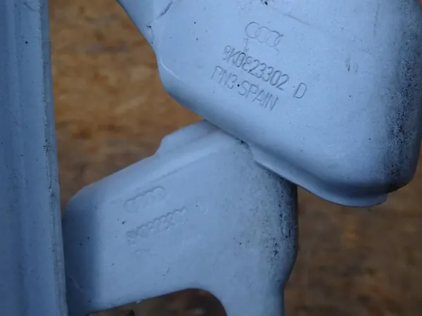 AUDI A4 B8 8K Kannen Sarana Vasemmalta Oikealta Setti 8K0823302D 8K0823301D image 2