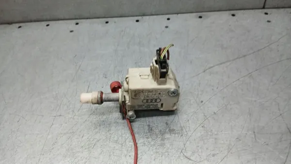 Actionneur de trappe à carburant Audi A8 D3 3.0 TDI OE 4E0862150 image 1