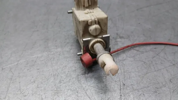 Actionneur de trappe à carburant Audi A8 D3 3.0 TDI OE 4E0862150 image 3