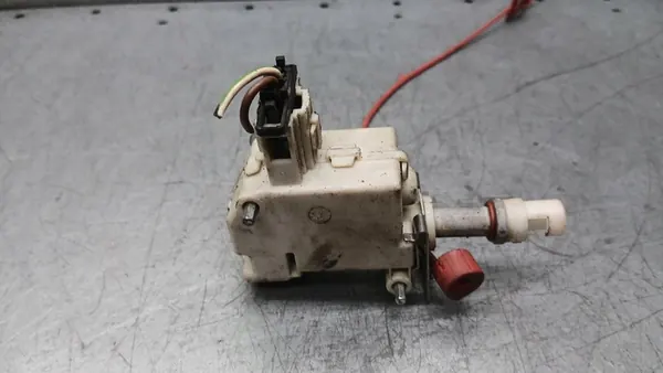 Actionneur de trappe à carburant Audi A8 D3 3.0 TDI OE 4E0862150 image 4